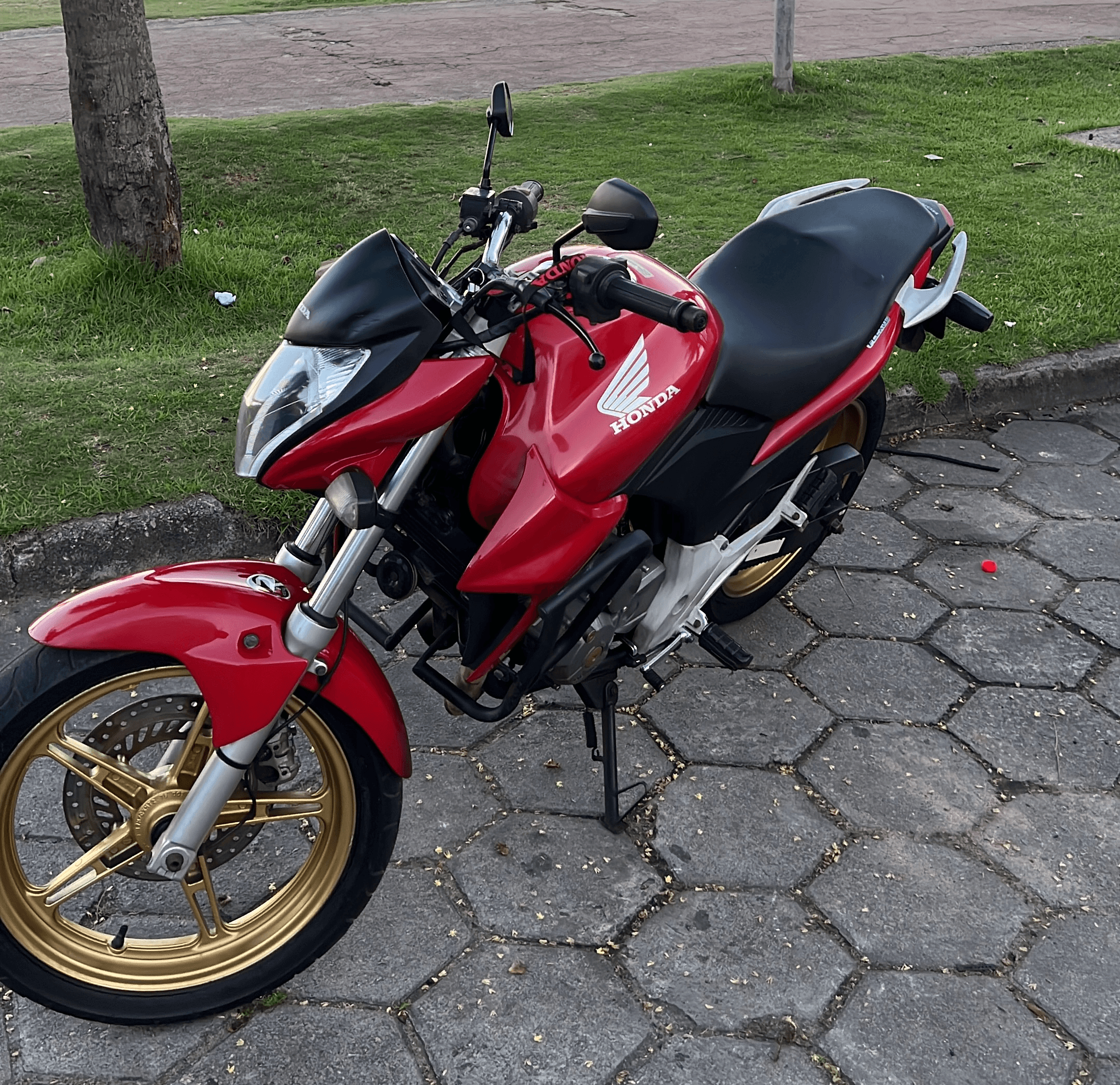 CB300 + Iphone 15 pro max