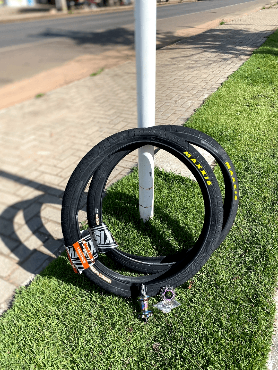 Par Pneu Maxxis, cubo cassete barulhento e um kit single