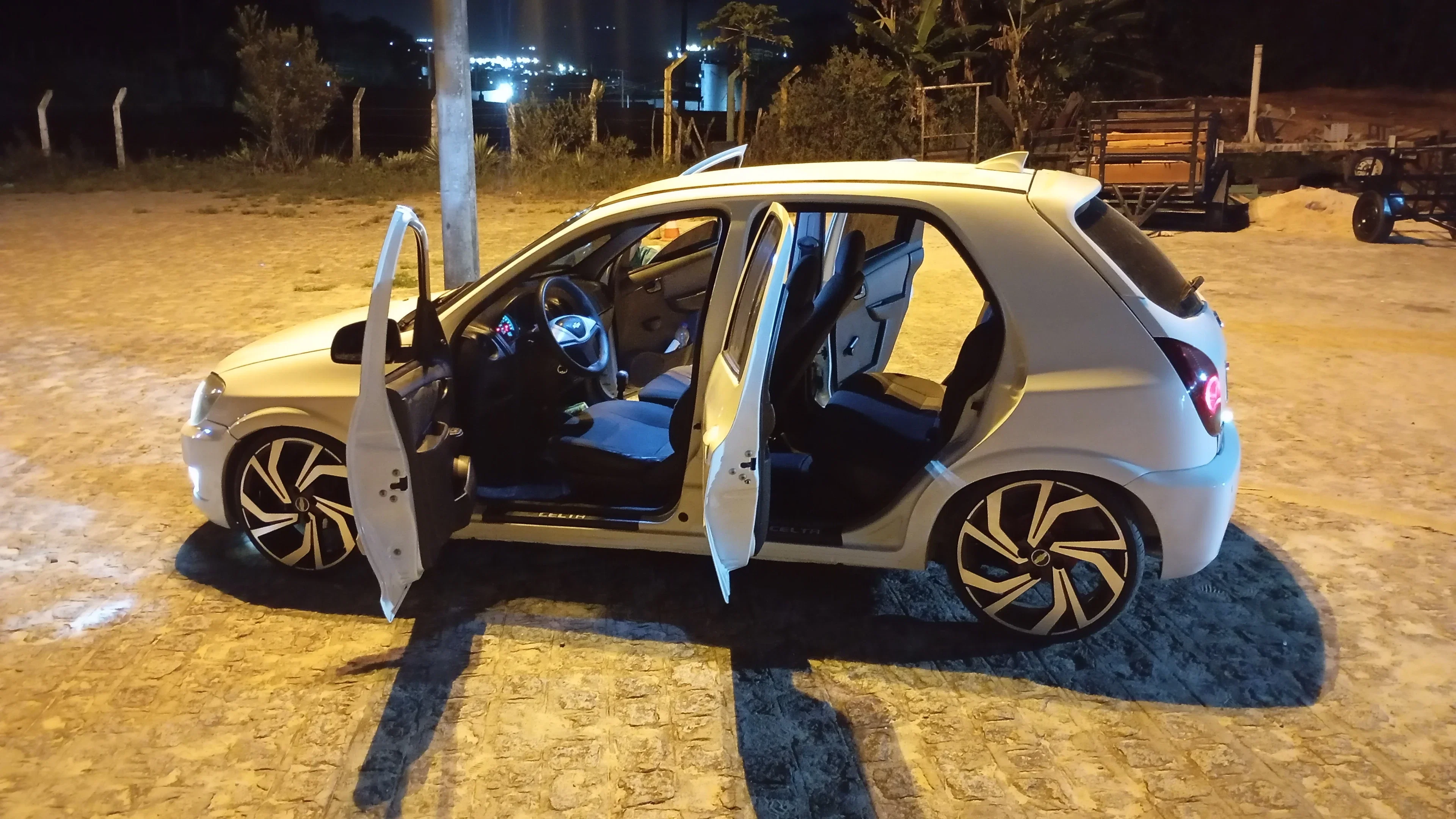 Celta aro 17 na suspensão modificada